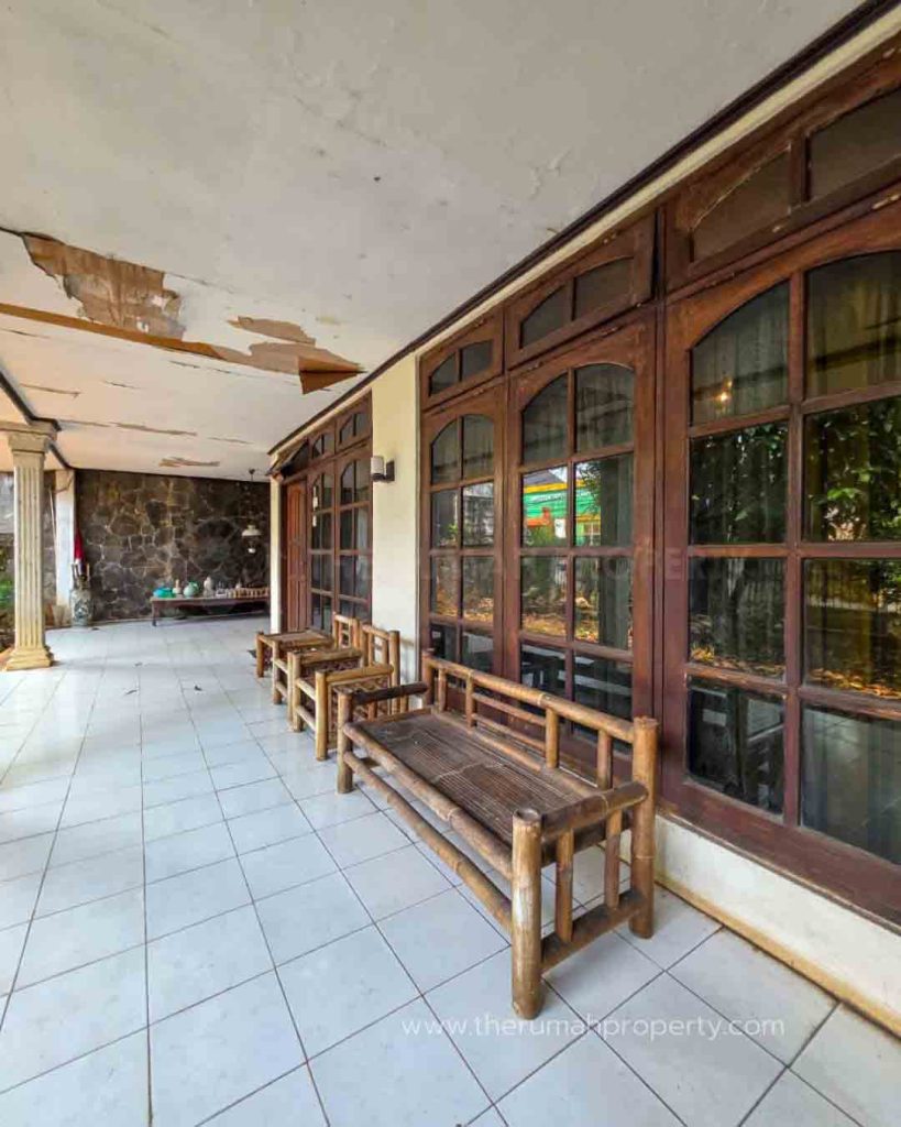 Rumah-Tua-Dijual-Hitung-Tanah-Saja-Kebayoran-Baru-Lokasi-Pinggir-Jalan-Area-Bisa-Untuk-Komersil-4
