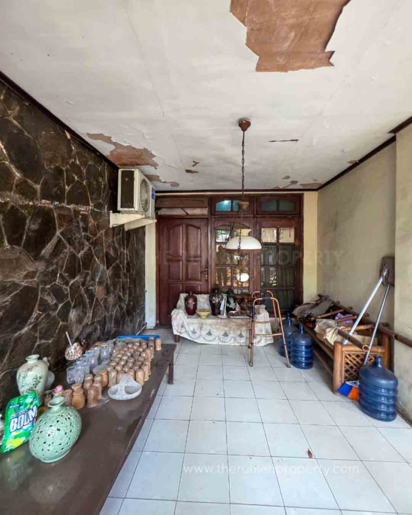 Rumah-Tua-Dijual-Hitung-Tanah-Saja-Kebayoran-Baru-Lokasi-Pinggir-Jalan-Area-Bisa-Untuk-Komersil-5