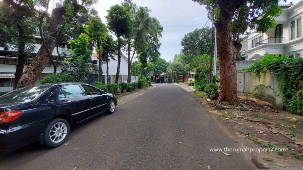 Rumah-Tua-Hitung-Tanah-Dalam-Komplek-di-Prapanca-Kebayoran-Baru-Lingkungan-Asri-1