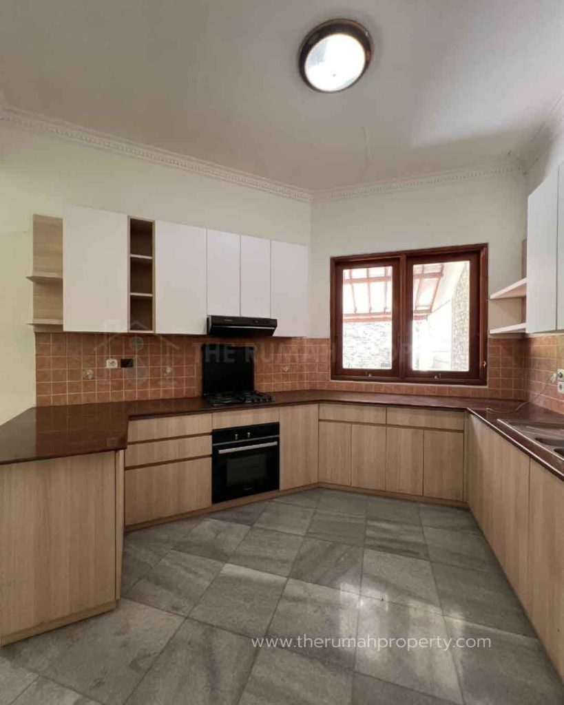 Townhouse-Ampera-Jaksel-Dijual-Tanah-895-Meter-Ada-Kolam-Renang-Lingkungan-Tenang-12