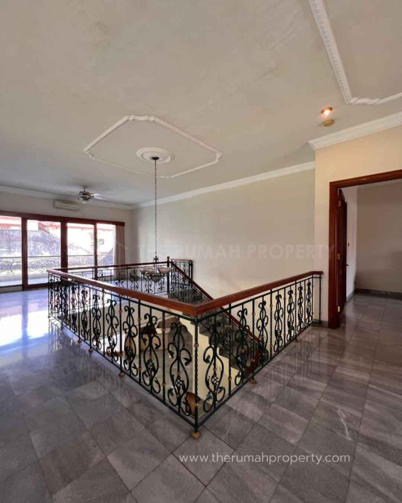 Townhouse-Ampera-Jaksel-Dijual-Tanah-895-Meter-Ada-Kolam-Renang-Lingkungan-Tenang-13
