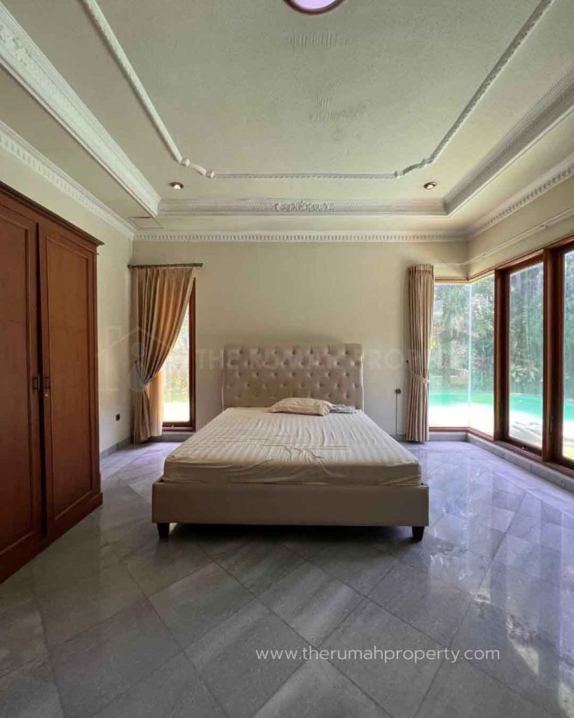 Townhouse-Ampera-Jaksel-Dijual-Tanah-895-Meter-Ada-Kolam-Renang-Lingkungan-Tenang-16