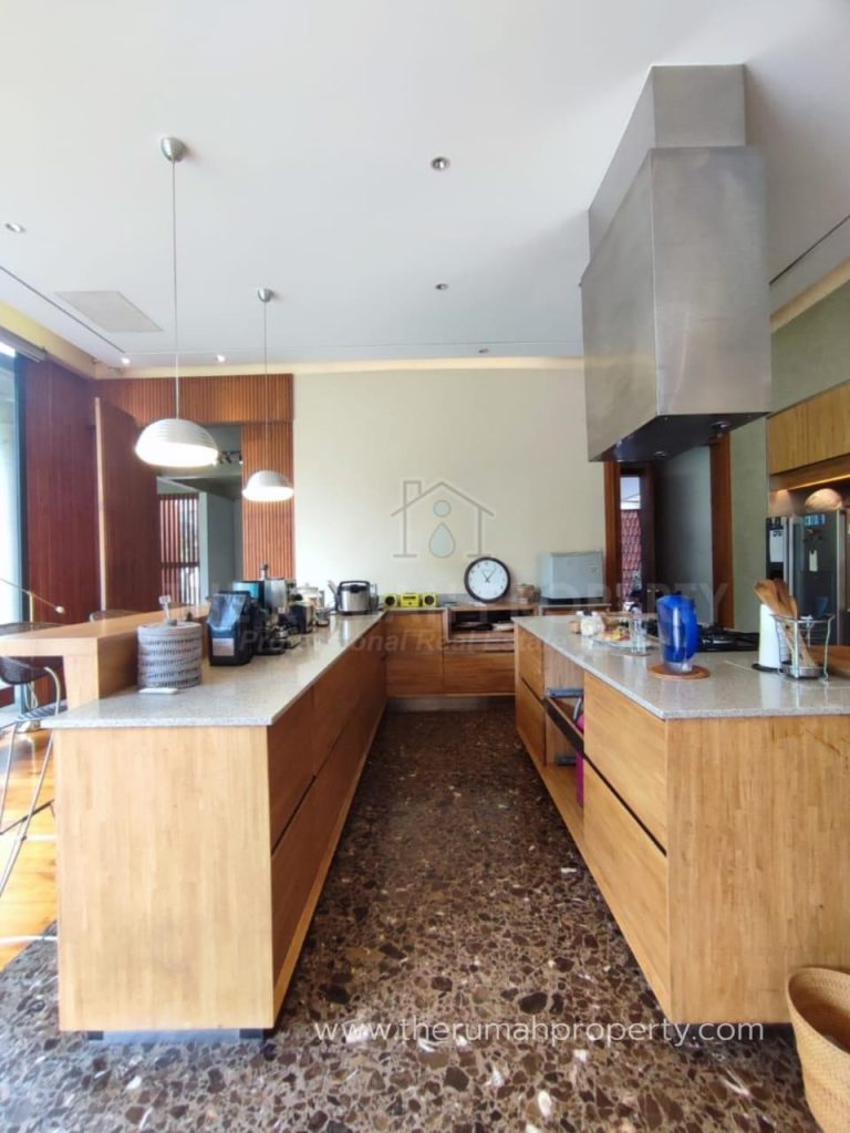 Desain Area Dapur dengan Kitchen Set Full Kayu Asli (1)