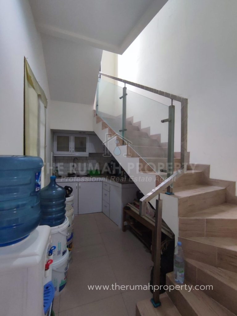 Desain Tangga Unik Samping Dapur, Tampak Estetik (2)