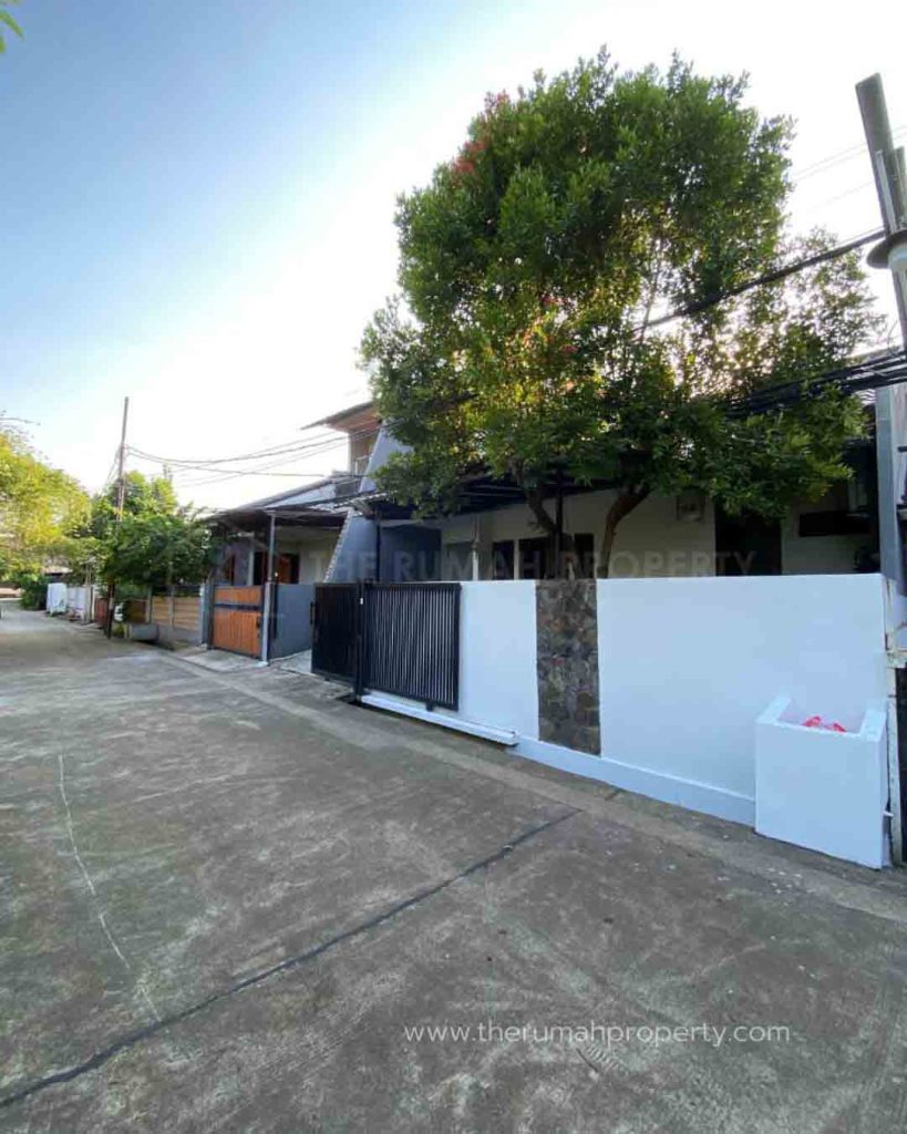 Dijual-Rumah-Satu-Setengah-Lantai-Dalam-Koplek-Caman-Raya-Jatibening-1