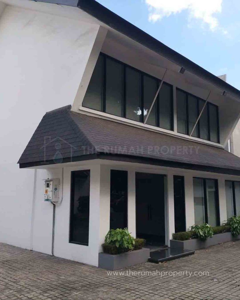 Disewakan-Rumah-2-Lantai-di-Pinggir-Jalan-Kebayoran-Baru-Sudah-Renovasi-1