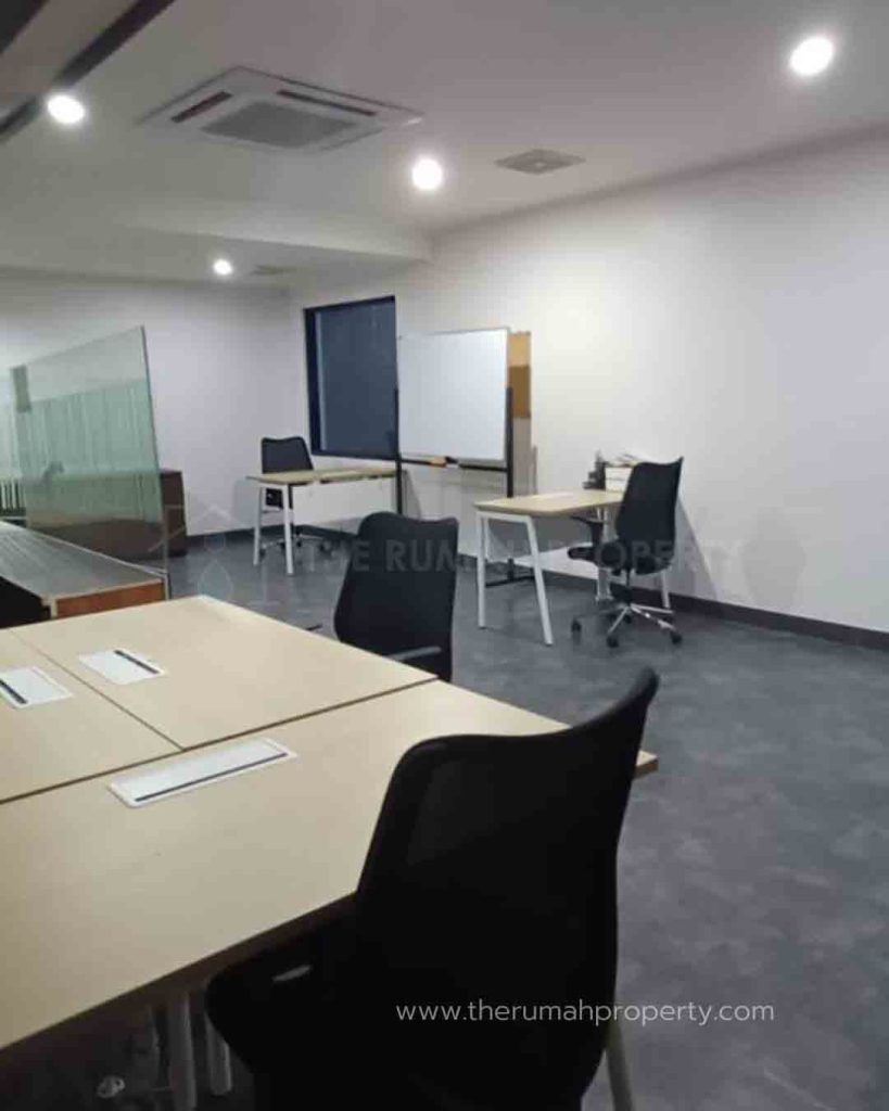 Disewakan-Rumah-2-Lantai-di-Pinggir-Jalan-Kebayoran-Baru-Sudah-Renovasi-9