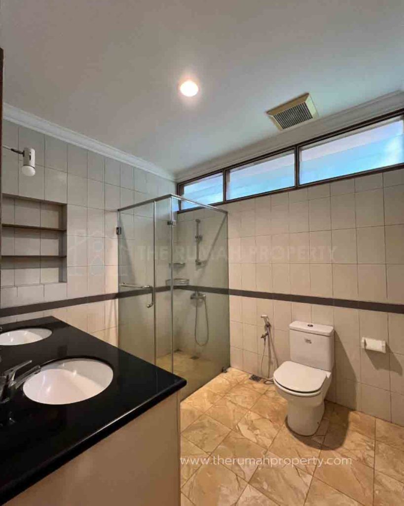 Jual-Cepat-Rumah-1-Lantai-Halaman-Luas-Private-Pool-Kemang-11