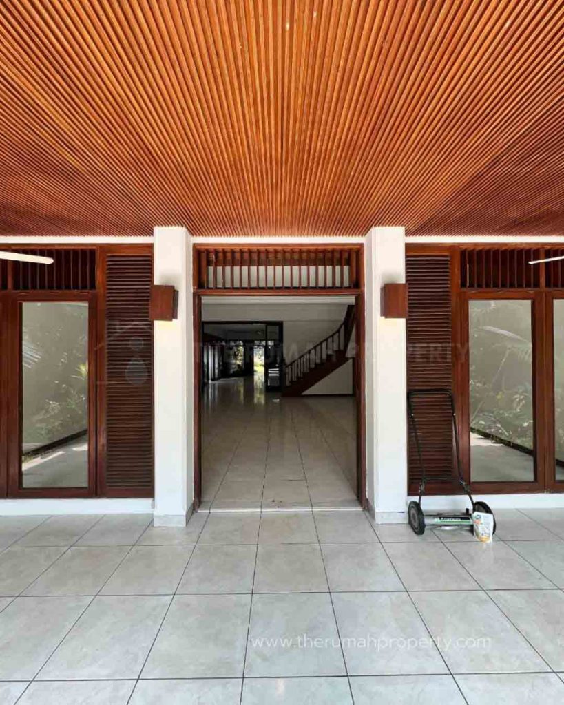 Jual-Cepat-Rumah-1-Lantai-Halaman-Luas-Private-Pool-Kemang-2