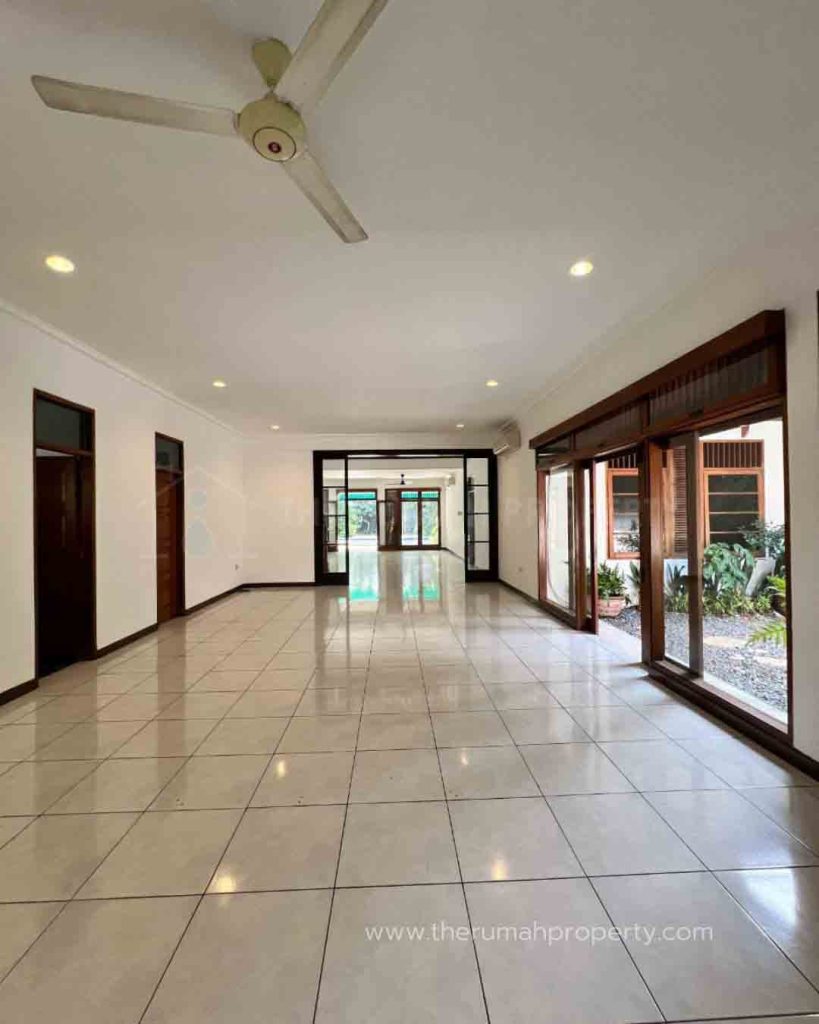 Jual-Cepat-Rumah-1-Lantai-Halaman-Luas-Private-Pool-Kemang-7