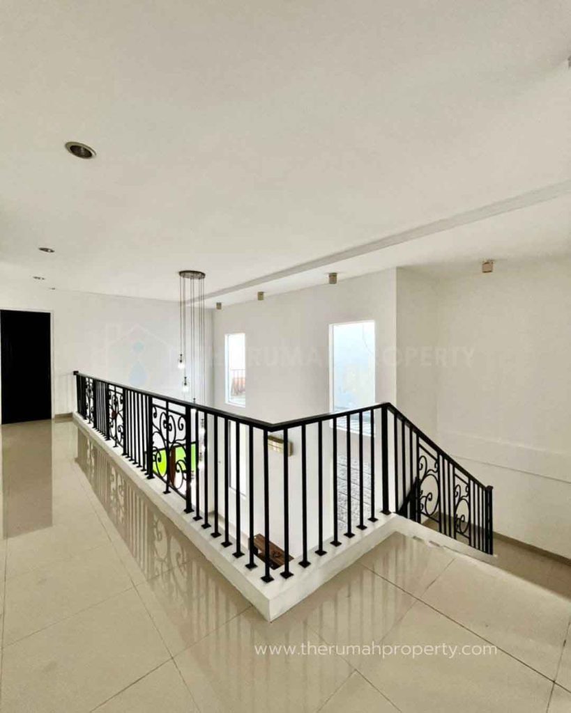 Jual-Rumah-Siap-Huni-2-Lantai-Fasilitas-Kolam-Renang-Kemang-Jaksel-9