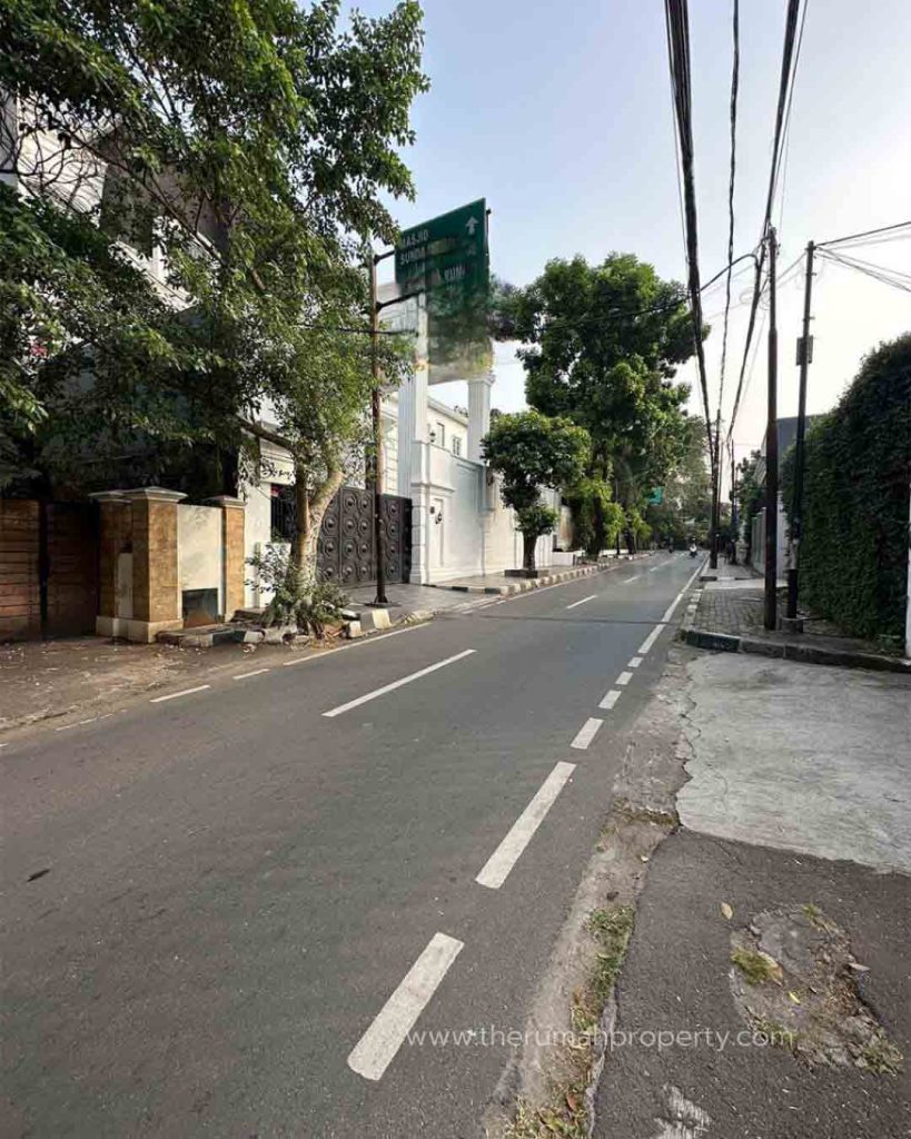 Jual-Rumah-Tua-Hitung-Tanah-di-Menteng-Jakarta-Pusat-Jalan-Lebar-2