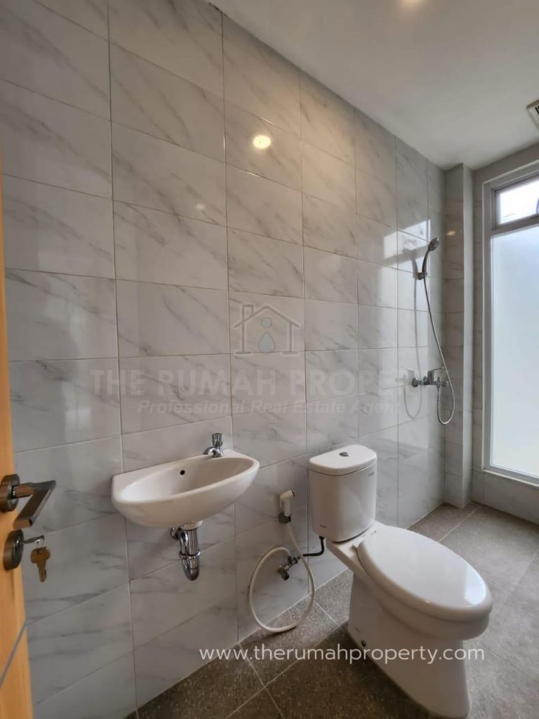 Konsep Desain Kamar Mandi dengan Closet, Wastafel dan Shower (1)