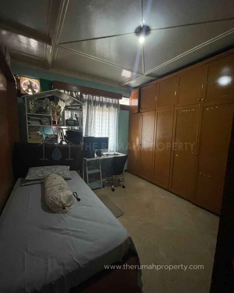 Rumah-2-Lantai-Jalan-Lebar-di-Jalan-Utama-di-Perumahan-Pondok-Indah-10