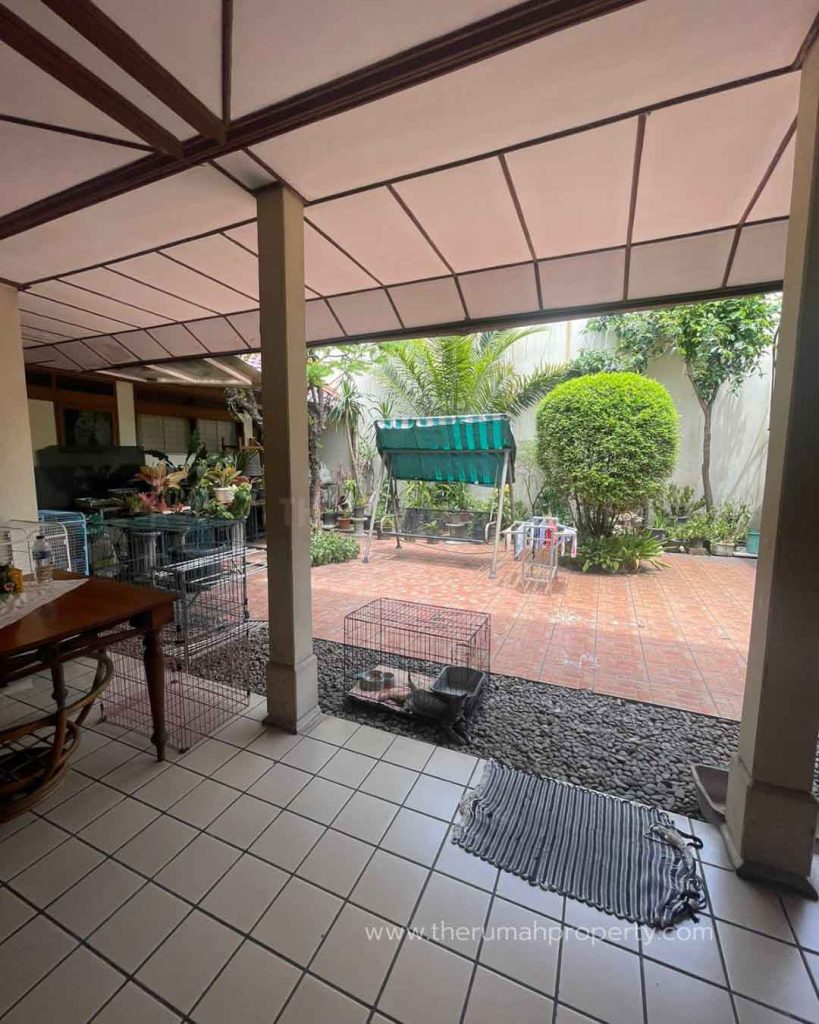 Rumah-2-Lantai-Jalan-Lebar-di-Jalan-Utama-di-Perumahan-Pondok-Indah-2