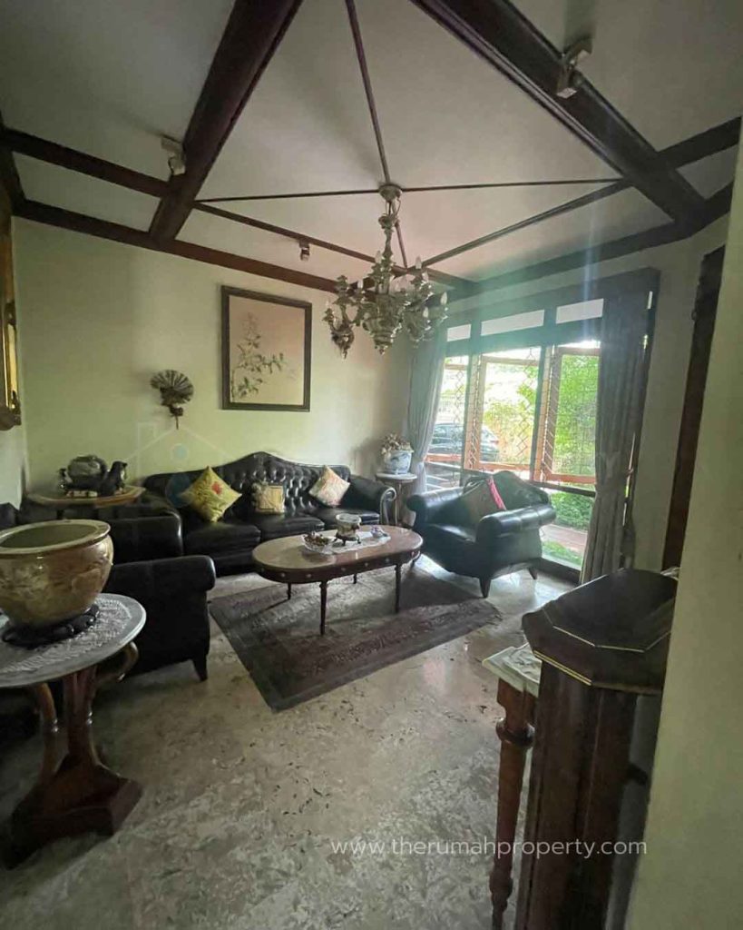 Rumah-2-Lantai-Jalan-Lebar-di-Jalan-Utama-di-Perumahan-Pondok-Indah-3