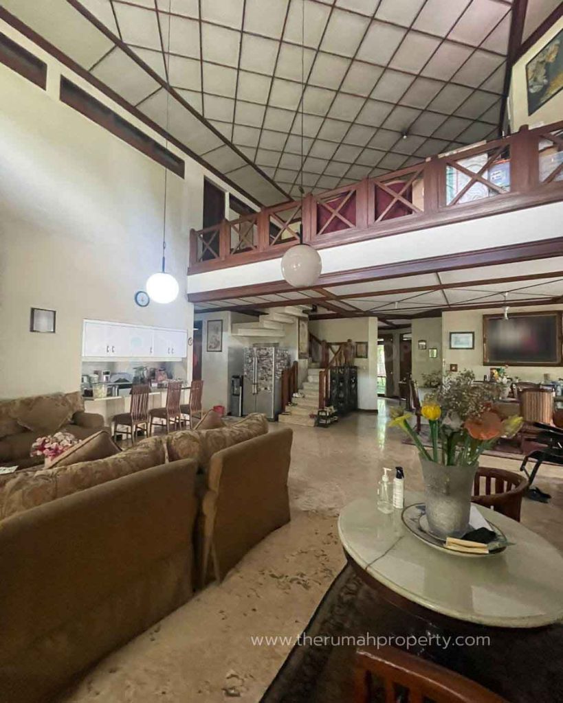 Rumah-2-Lantai-Jalan-Lebar-di-Jalan-Utama-di-Perumahan-Pondok-Indah-4