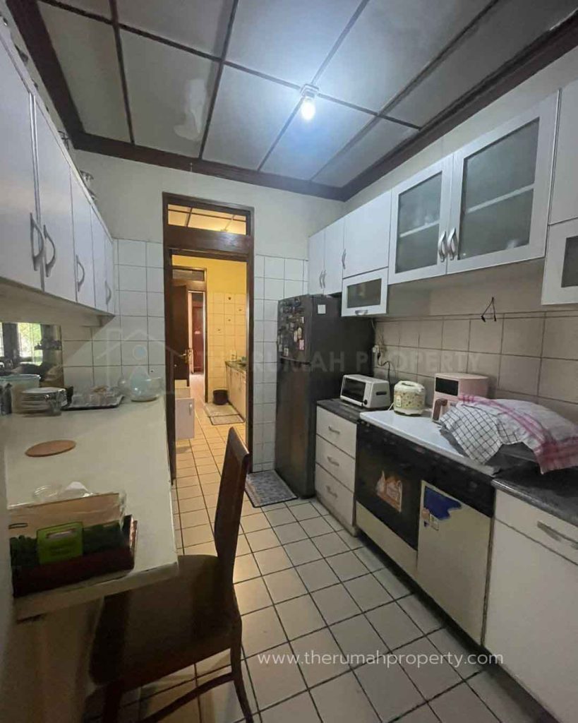 Rumah-2-Lantai-Jalan-Lebar-di-Jalan-Utama-di-Perumahan-Pondok-Indah-8