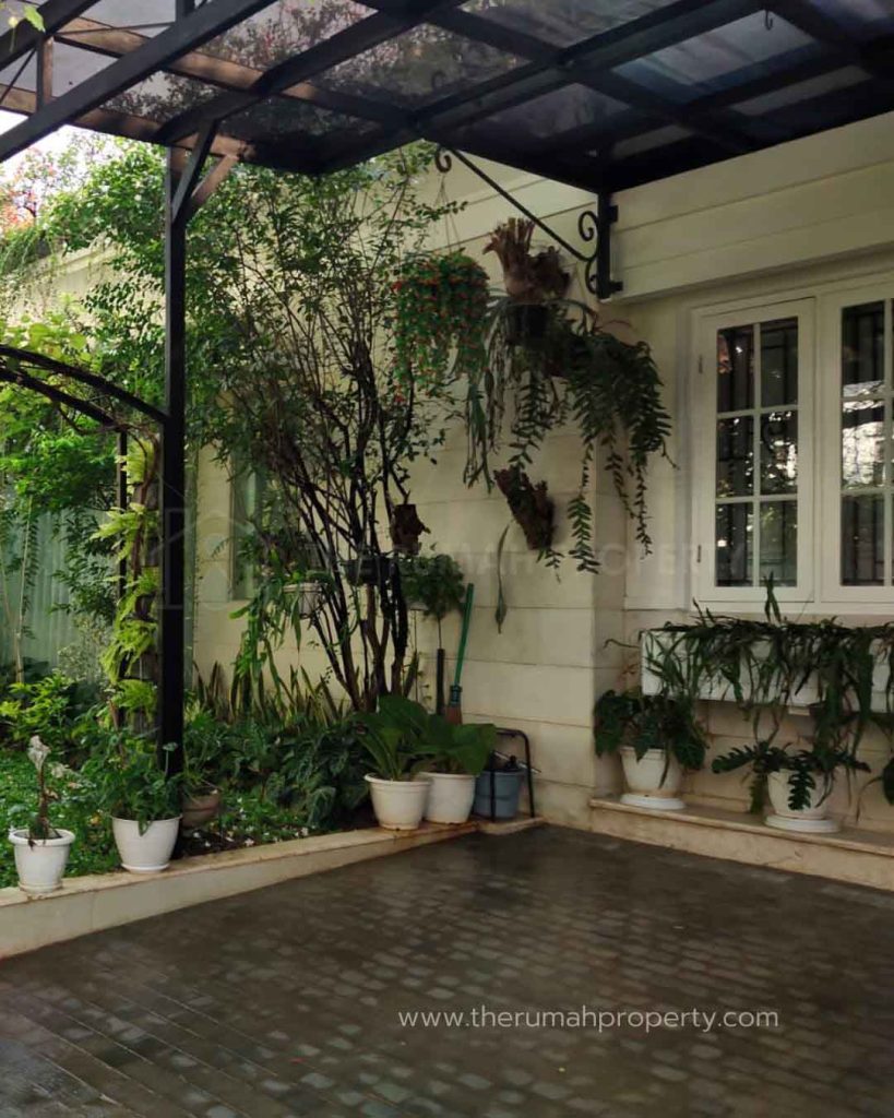 Rumah-2-Lantai-Private-Pool-Komplek-Elit-Menteng-Jakarta-Pusat-1