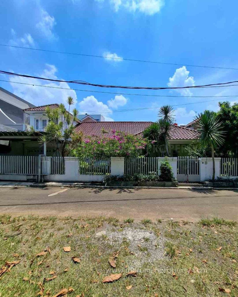 Rumah-Bagus-Cipete-Jaksel-Dalam-Komplek-Depan-Taman-Fasilitas-Kolam-Renang-Pribadi-1
