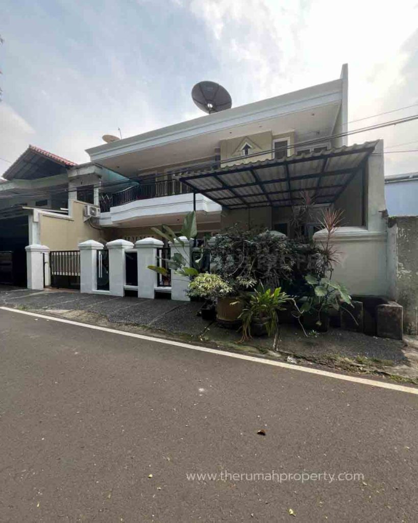 Rumah-Benhil-Jakarta-Pusat-Depan-Taman-2-Lantai-5-Kamar-1