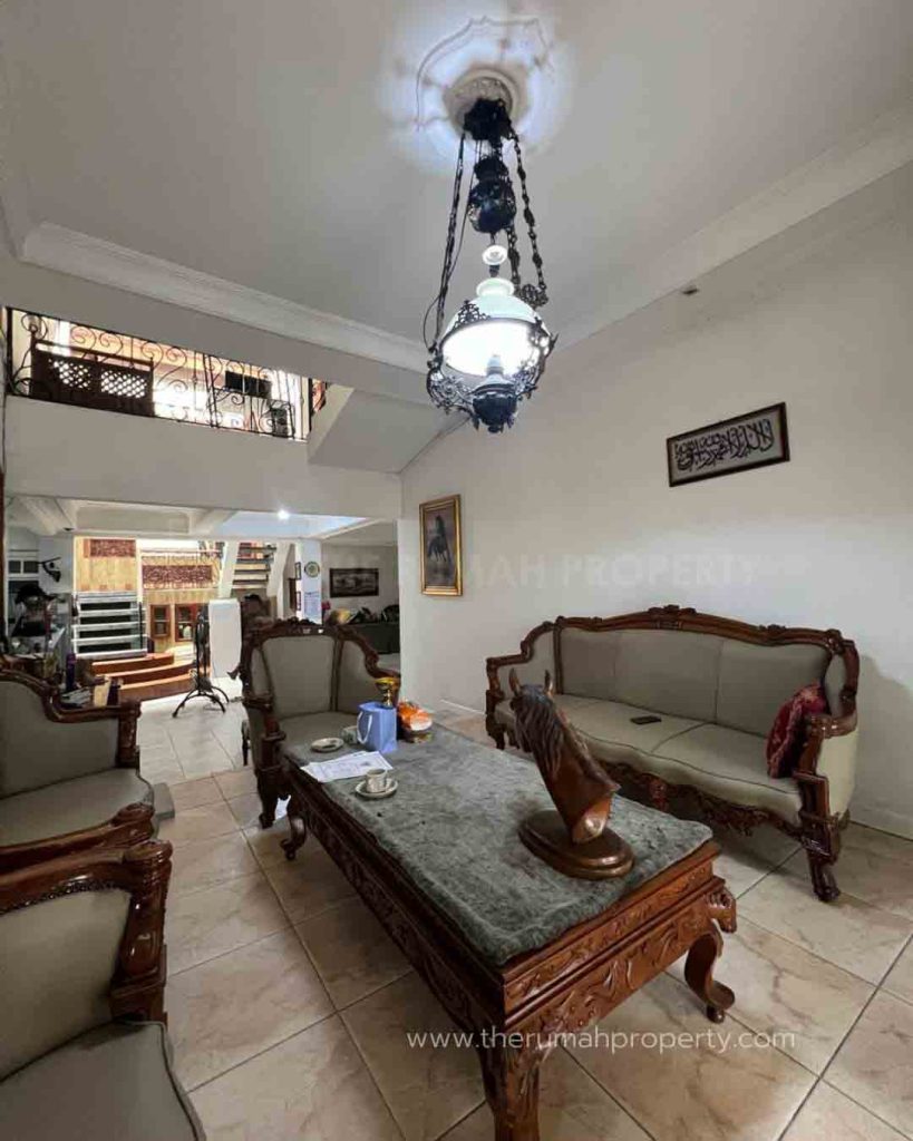 Rumah-Benhil-Jakarta-Pusat-Depan-Taman-2-Lantai-5-Kamar-5