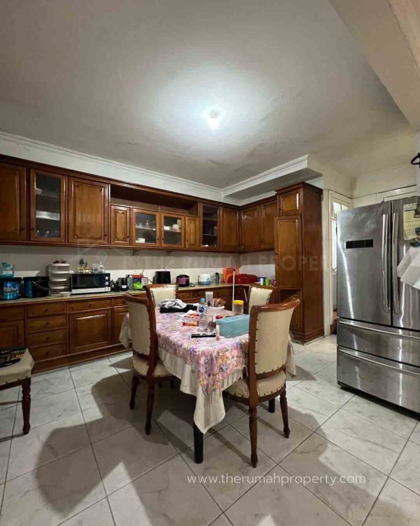 Rumah-Benhil-Jakarta-Pusat-Depan-Taman-2-Lantai-5-Kamar-6