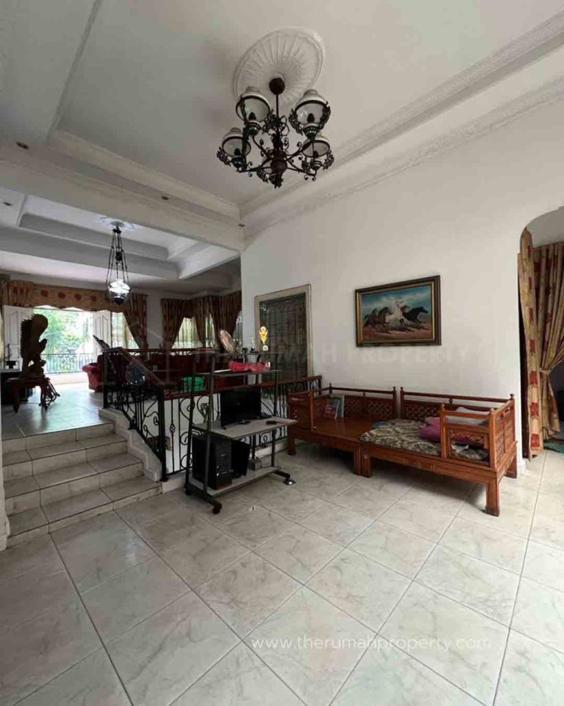 Rumah-Benhil-Jakarta-Pusat-Depan-Taman-2-Lantai-5-Kamar-8