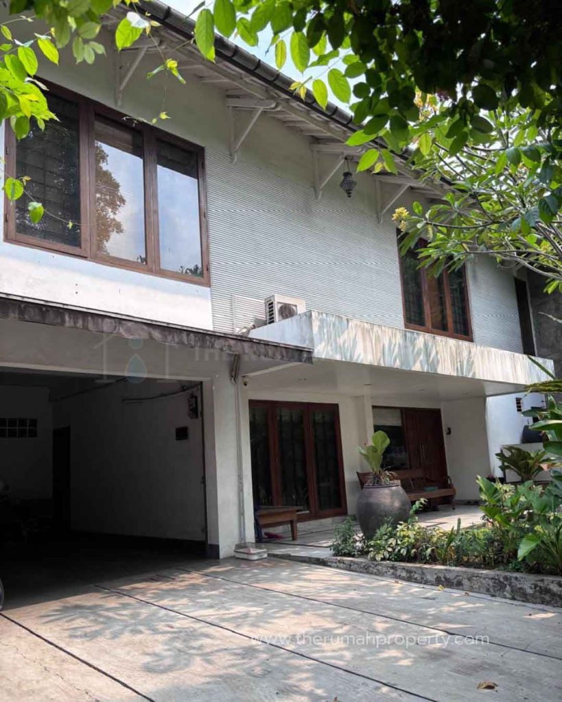 Rumah-Dalam-Kawasan-Elit-Simprug-Golf-Dekat-ke-Permata-Hijau-Senayan-dan-Kebayoran-Baru-1