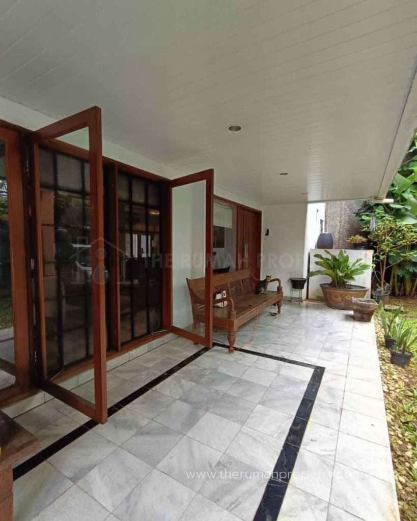 Rumah-Dalam-Kawasan-Elit-Simprug-Golf-Dekat-ke-Permata-Hijau-Senayan-dan-Kebayoran-Baru-4