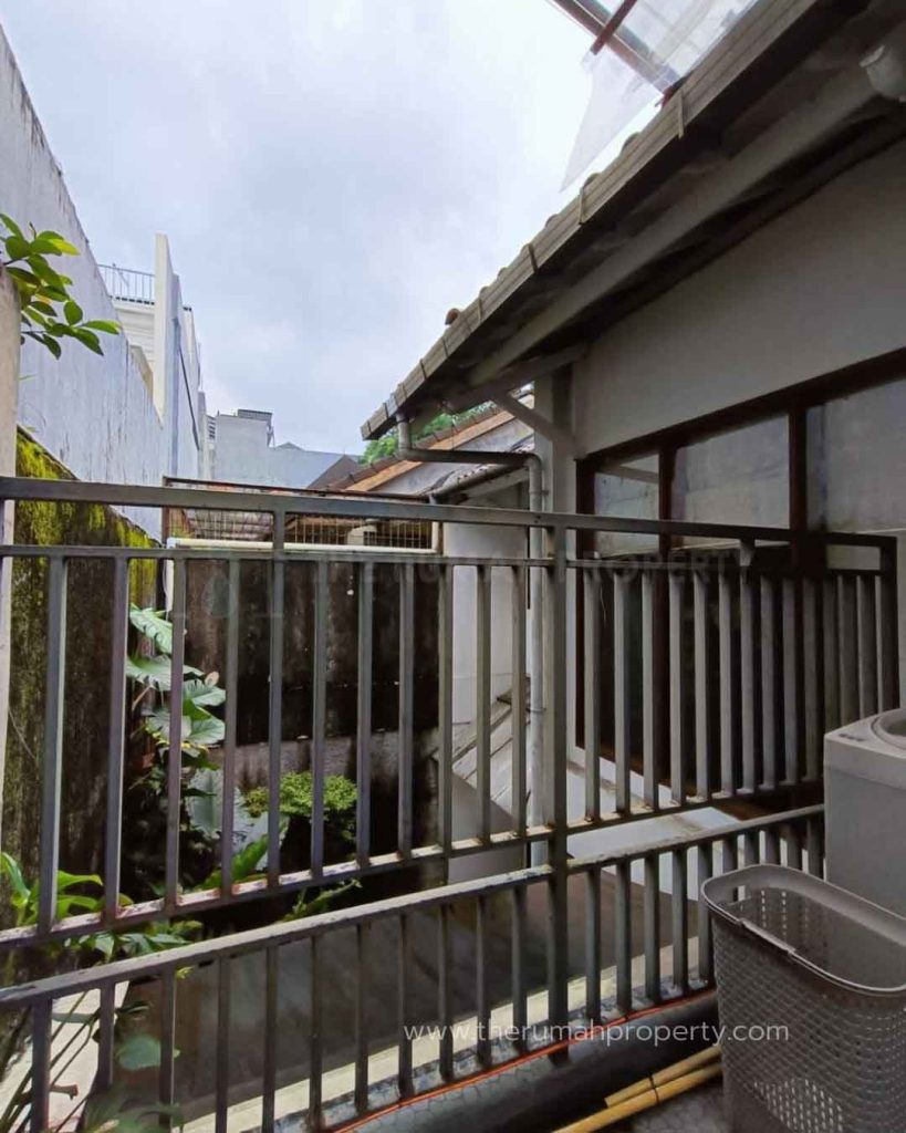 Rumah-Dalam-Kawasan-Elit-Simprug-Golf-Dekat-ke-Permata-Hijau-Senayan-dan-Kebayoran-Baru-6