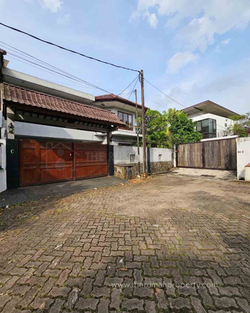 Rumah-Dalam-Komplek-Kemang-Jaksel-Lingkungan-Tenang-1
