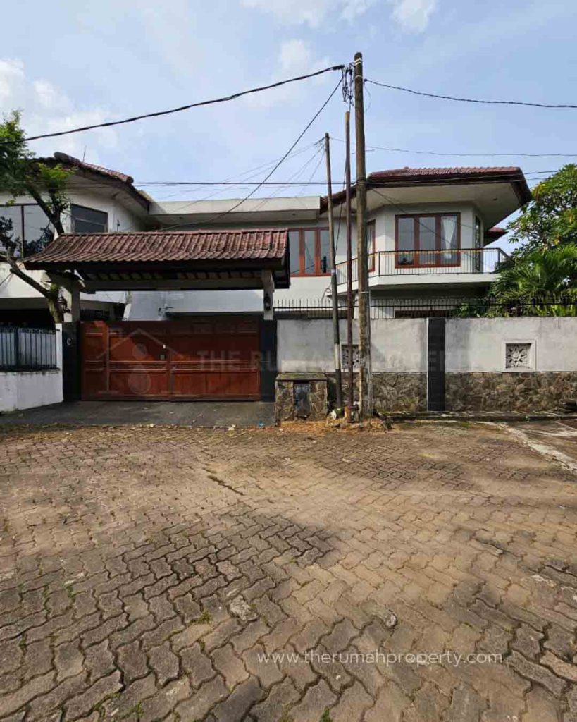 Rumah-Dijual-di-Kemang-Private-Pool-Dalam-Komplek-Jalan-Lebar-1