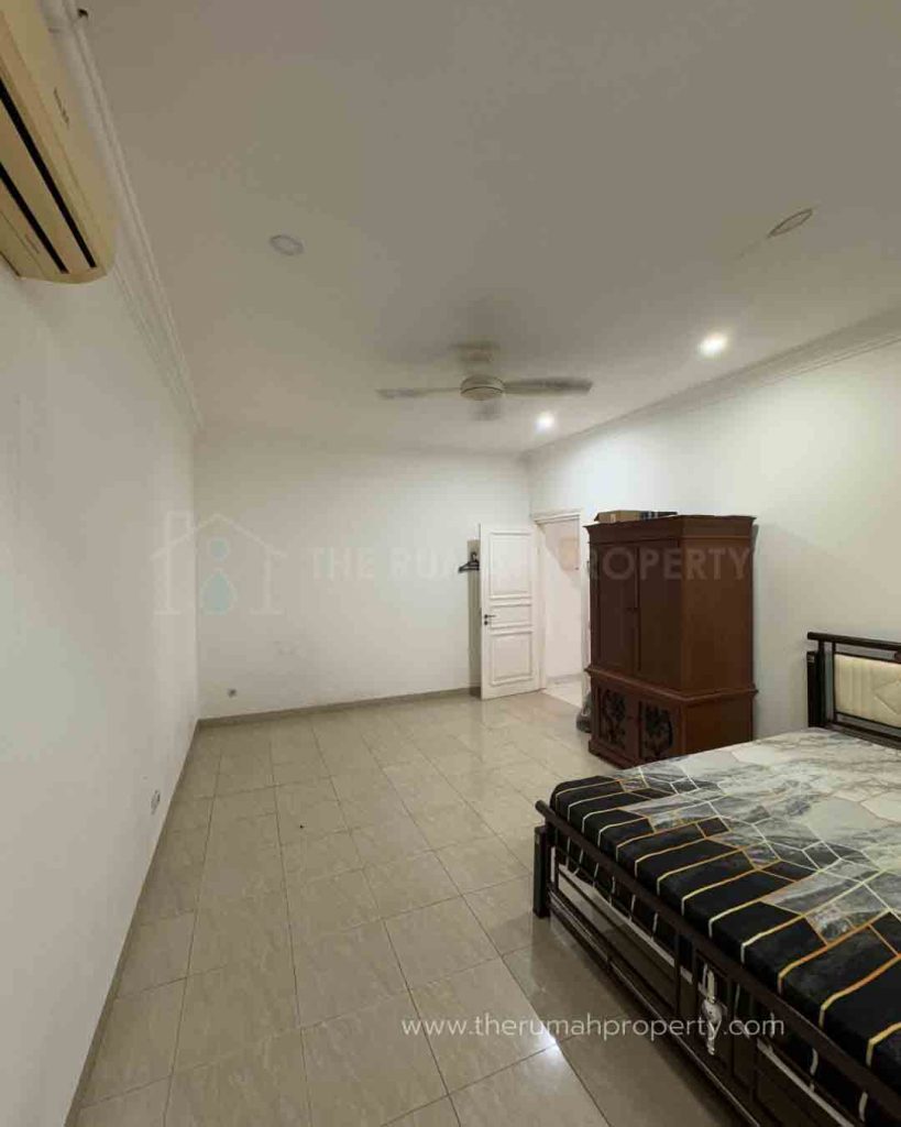 Rumah-Dijual-di-Komplek-Elit-Mega-Kuningan-Jaksel-Fasilitas-Private-Pool-Halaman-Luas-10