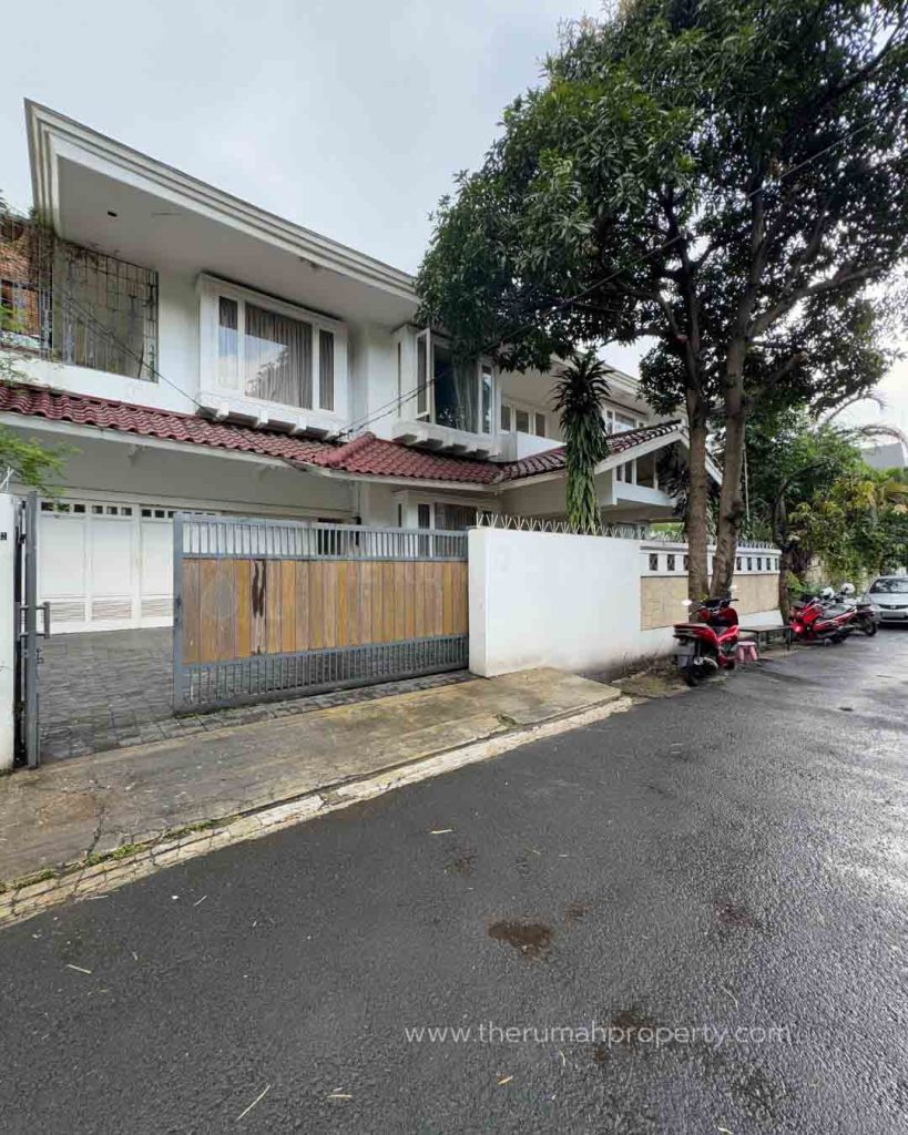 Rumah-Dijual-di-Komplek-Elit-Mega-Kuningan-Jaksel-Fasilitas-Private-Pool-Halaman-Luas-3