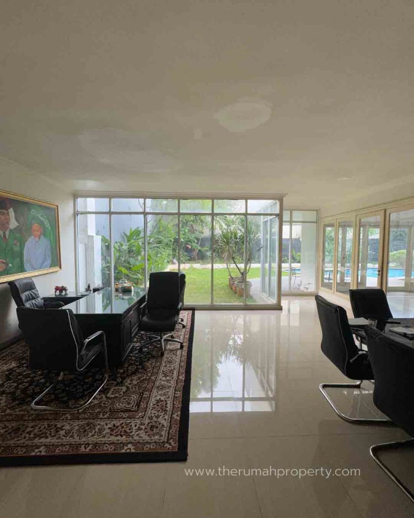 Rumah-Dijual-di-Komplek-Elit-Mega-Kuningan-Jaksel-Fasilitas-Private-Pool-Halaman-Luas-8