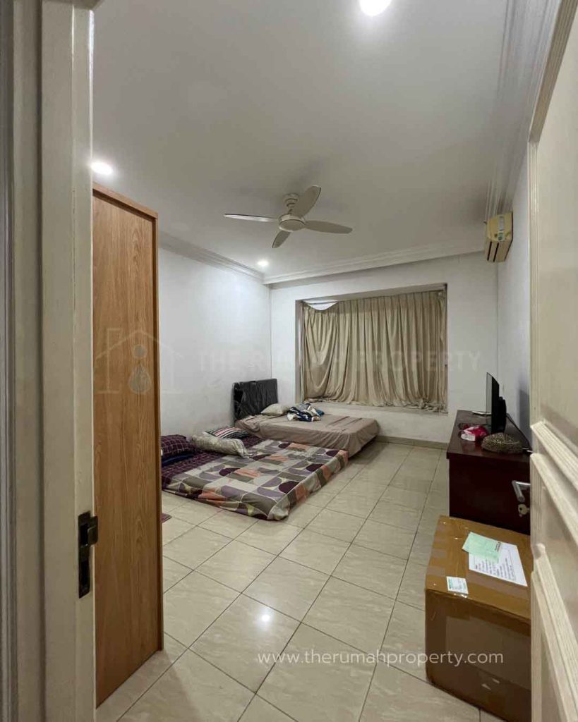 Rumah-Mega-Kuningan-Dijual-2-Kavling-Tanah-Luas-Fasilitas-Kolam-Renang-Pribadi-11