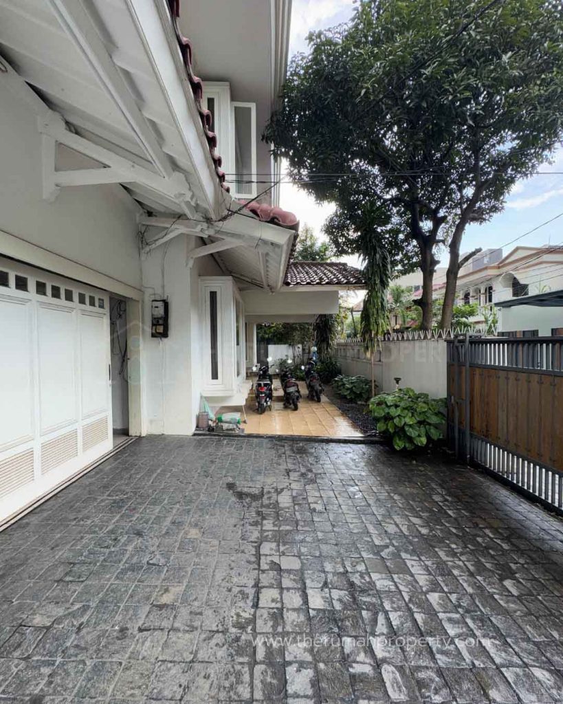 Rumah-Mega-Kuningan-Dijual-2-Kavling-Tanah-Luas-Fasilitas-Kolam-Renang-Pribadi-3