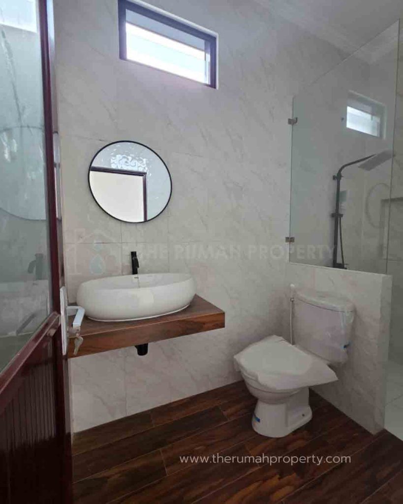 Rumah-Modern-Dalam-Komplek-Duren-Sawit-Ada-Halaman-Belakang-11