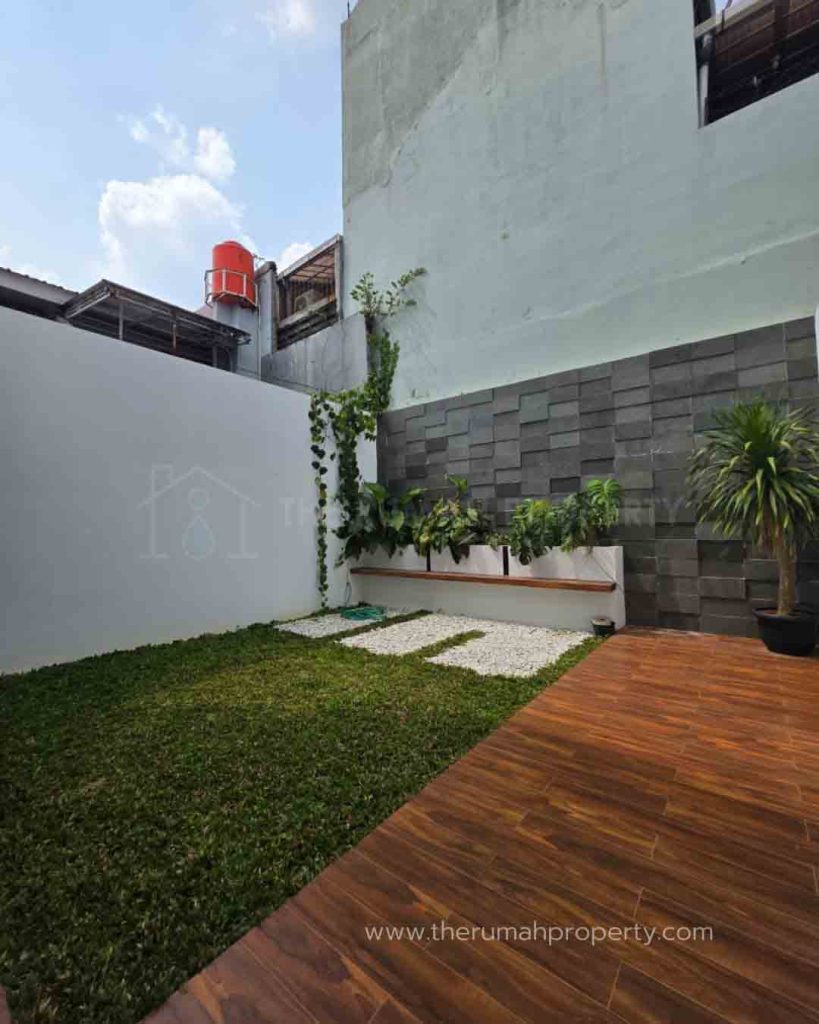 Rumah-Modern-Dalam-Komplek-Duren-Sawit-Ada-Halaman-Belakang-5