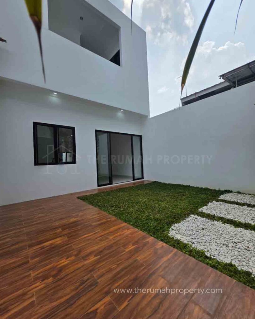 Rumah-Modern-Dalam-Komplek-Duren-Sawit-Ada-Halaman-Belakang-6