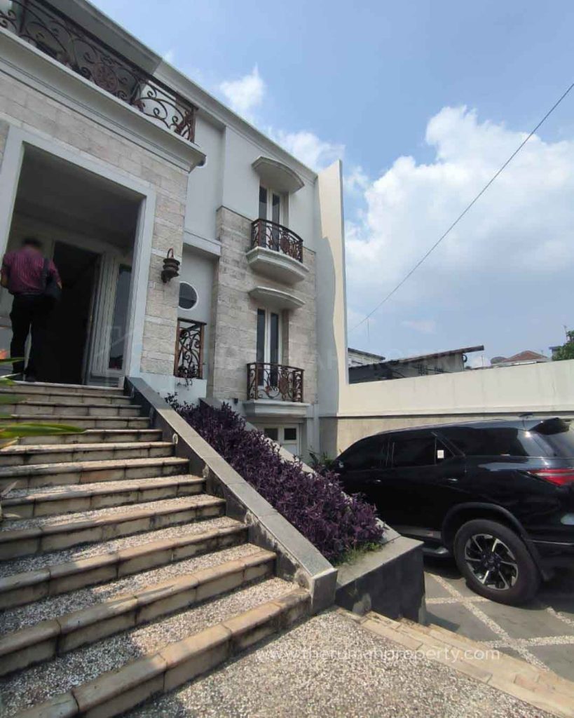 Rumah-Modern-Otista-Jaktim-Fasilitas-Kolam-Renang-Pribadi-1