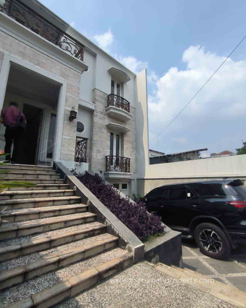 Rumah-Private-Pool-Siap-Huni-Dijual-di-Otista-Jakarta-Timur-Akses-Tol-1