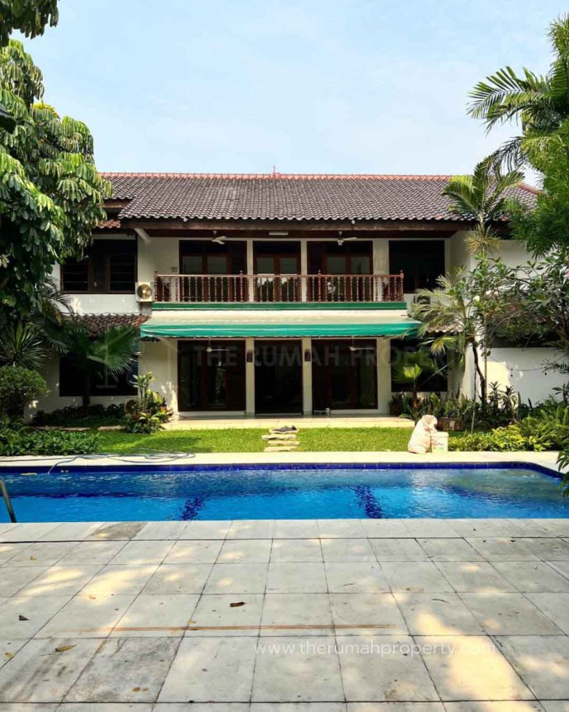 Rumah-Turun-Harga-Kemang-Jaksel-Ada-Pool-Halaman-Belakang-Luas-2