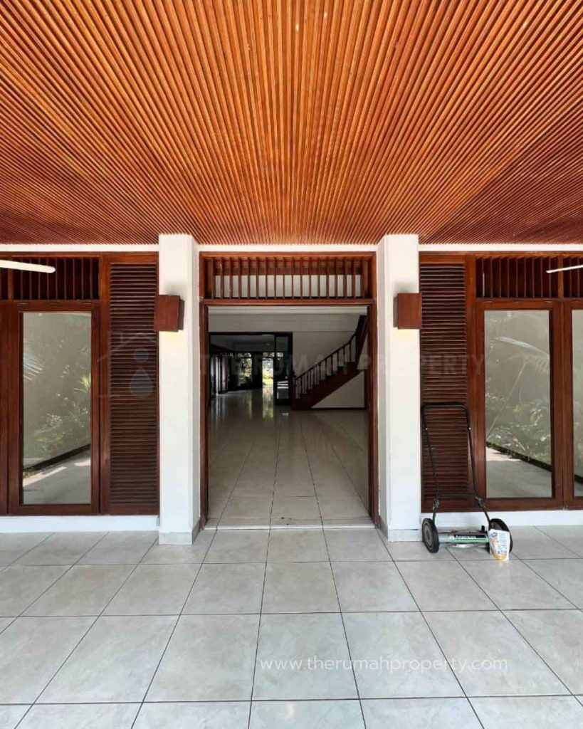 Rumah-Turun-Harga-Kemang-Jaksel-Ada-Pool-Halaman-Belakang-Luas-3