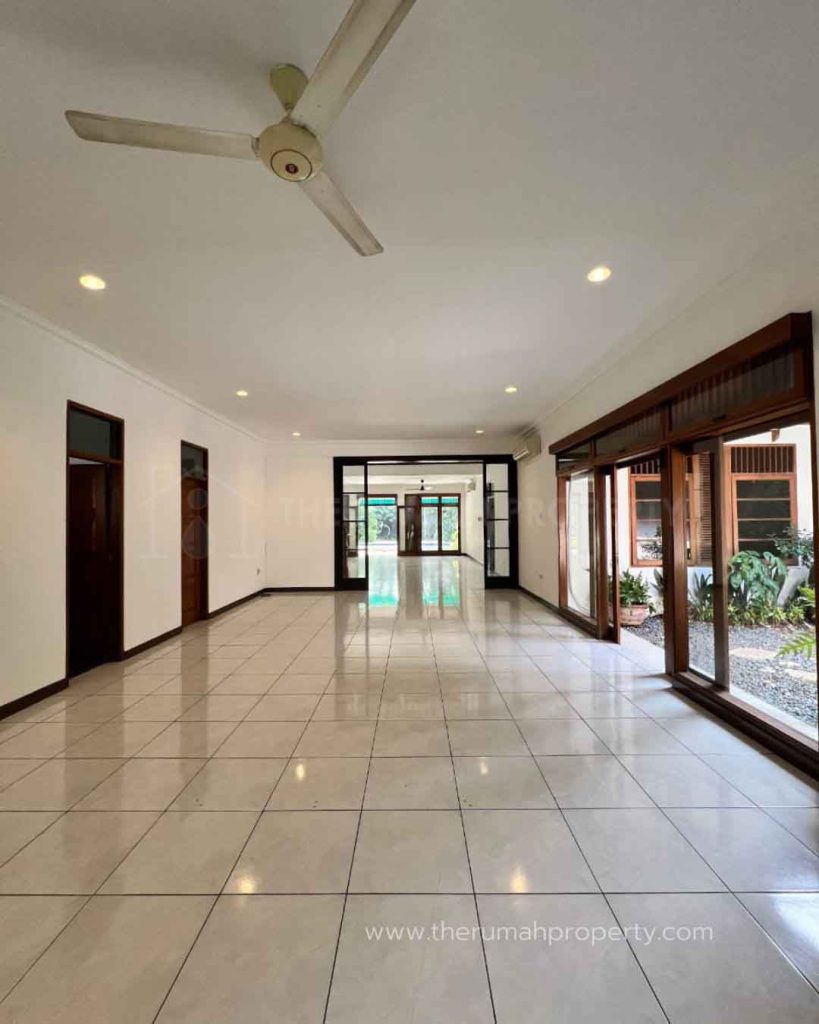 Rumah-Turun-Harga-Kemang-Jaksel-Ada-Pool-Halaman-Belakang-Luas-5