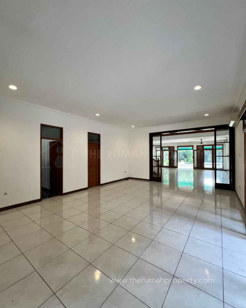 Rumah-Turun-Harga-Kemang-Jaksel-Ada-Pool-Halaman-Belakang-Luas-6