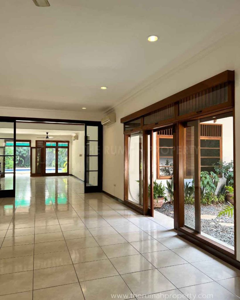 Rumah-Turun-Harga-Kemang-Jaksel-Ada-Pool-Halaman-Belakang-Luas-7