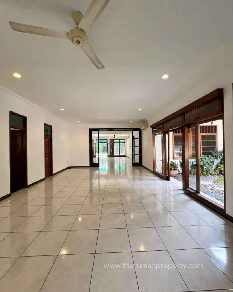 Rumah-Turun-Harga-Kemang-Jaksel-Ada-Pool-Halaman-Belakang-Luas-8