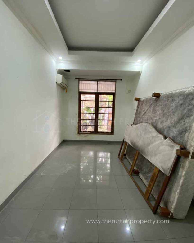 Rumah-di-Jalan-Utama-Dalam-Komplek-Kayuwaringin-Bekasi-Akses-Lebar-6